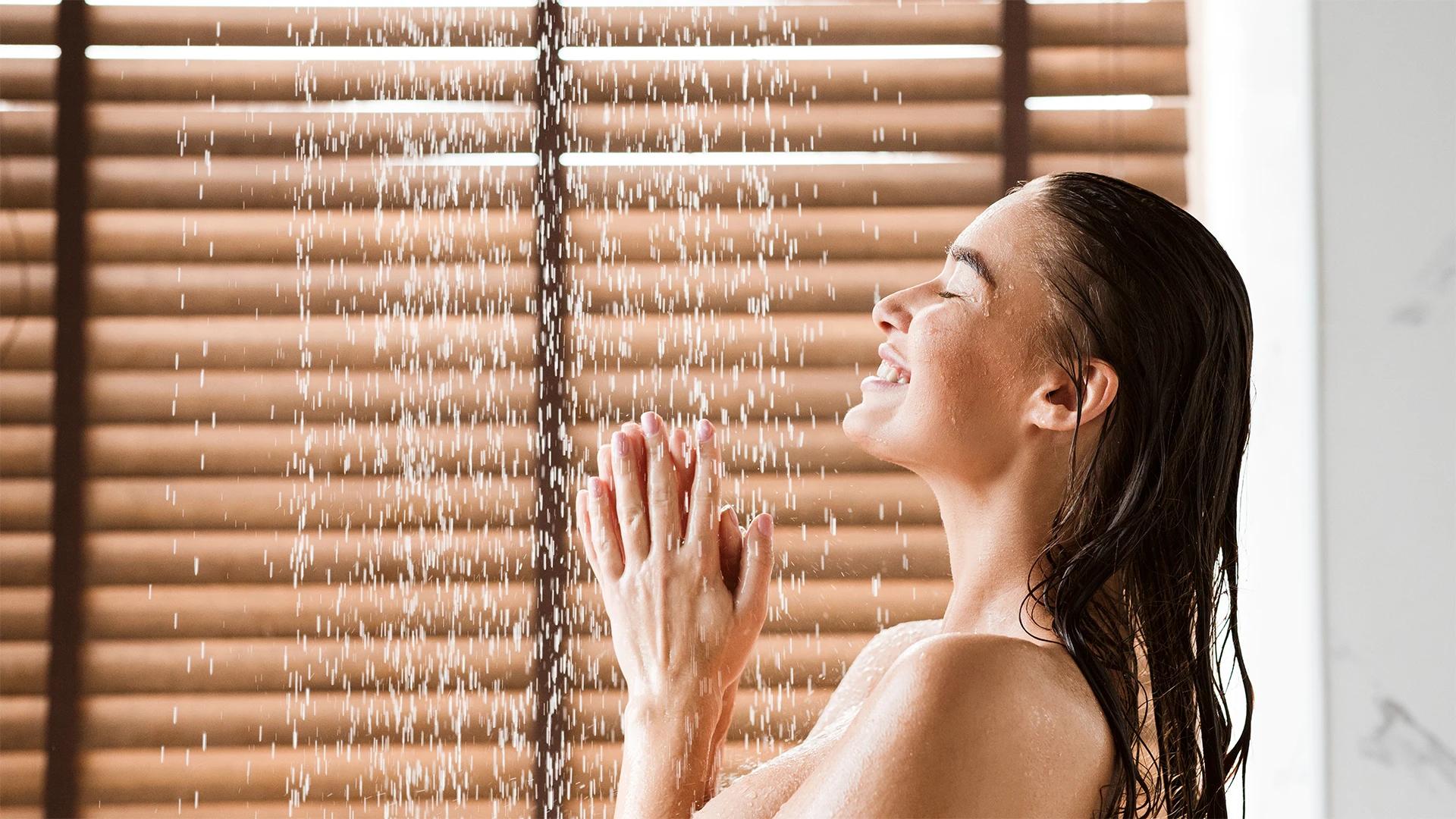 7 Best Moisturizing Shower Gels for Women's Soft Skin