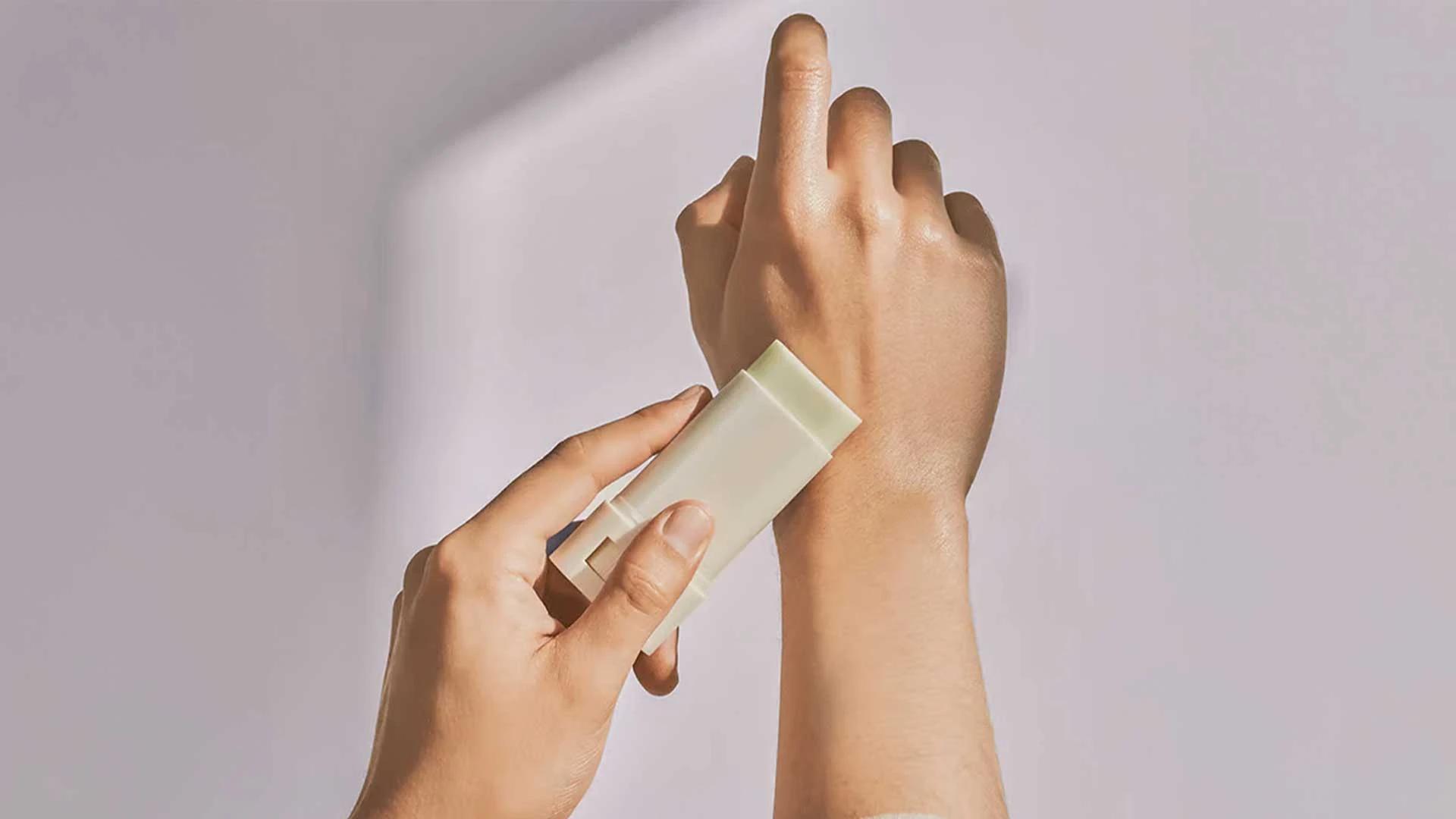 8 Top Mineral Sunscreen Sticks for Oily Skin & No White Cast