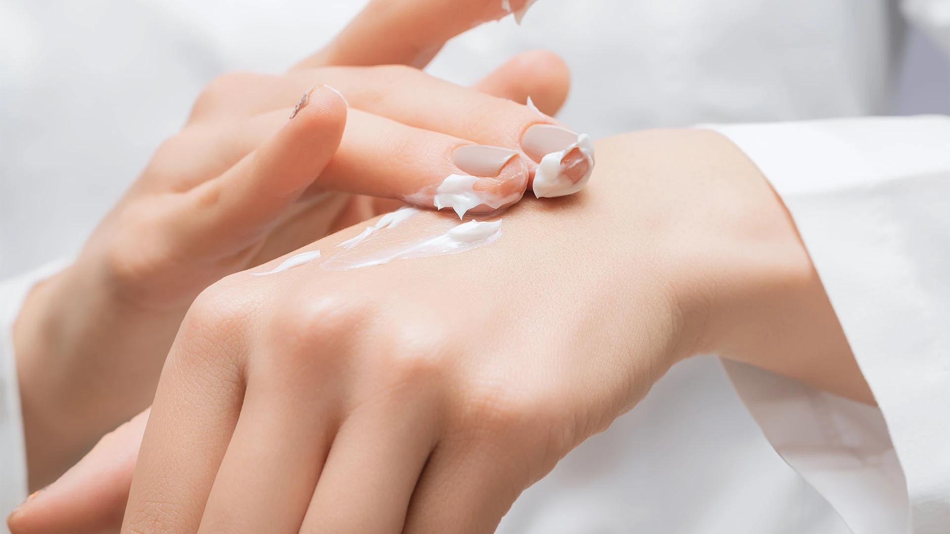 9 Natural Ways to Fade Hand Tan at Home