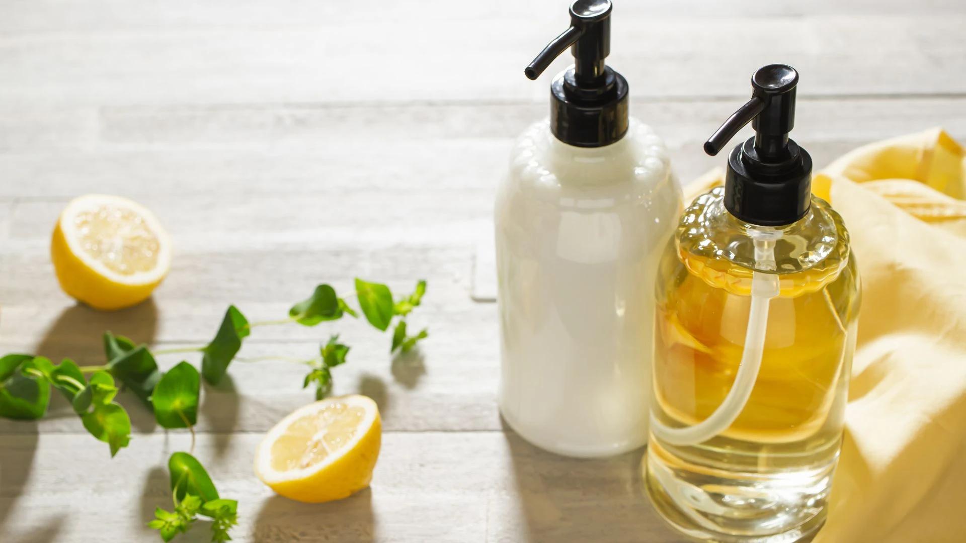 How to Choose Dry Shampoo for Men: Oily Hair & Dark Hair Tips