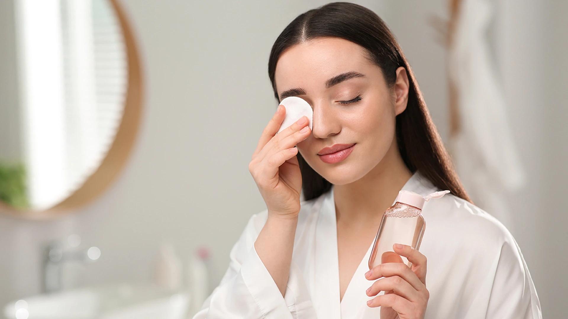 How to Remove Eye Makeup Gently and Effectively