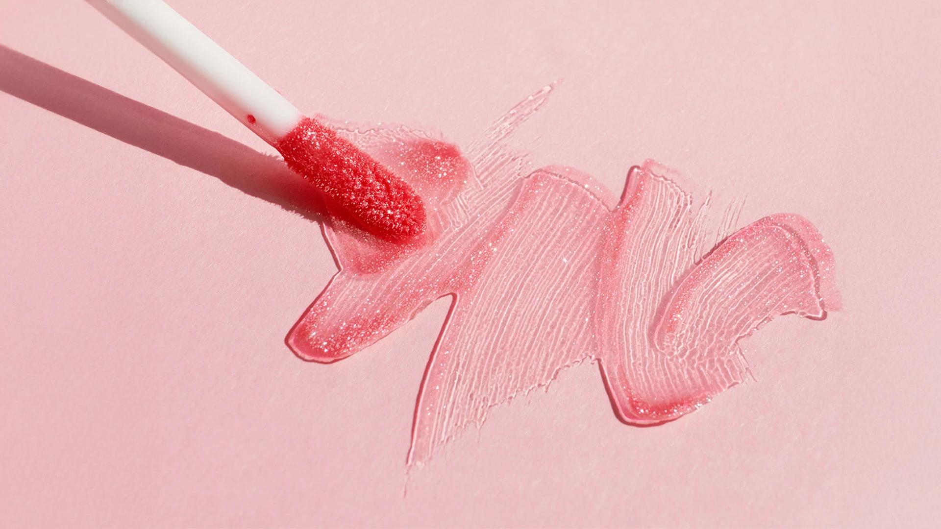 How to Spot a Non-Sticky Lip Gloss for Effortless Shine