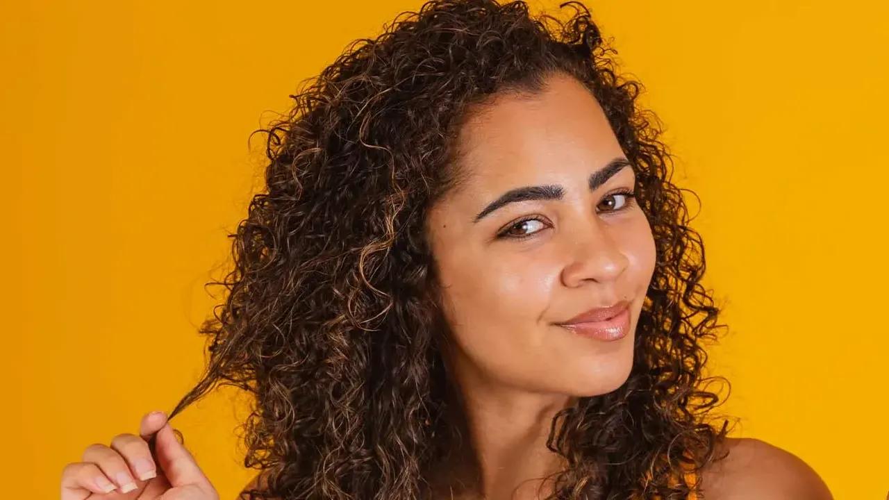 How to Tame Frizzy Curls with a Nourishing Hair Mask