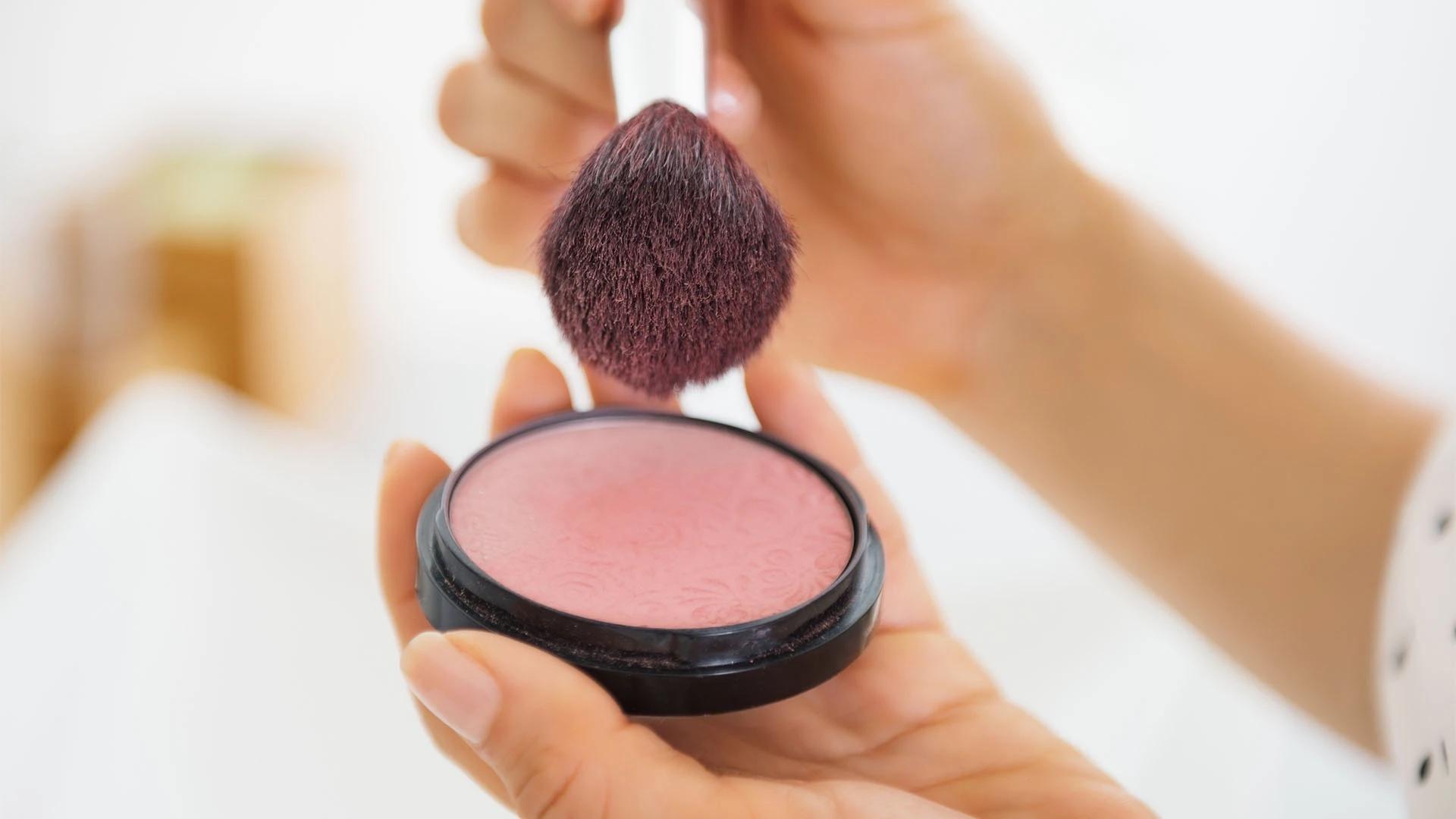 How to Use Matte Compact Powder Correctly for Oil Control